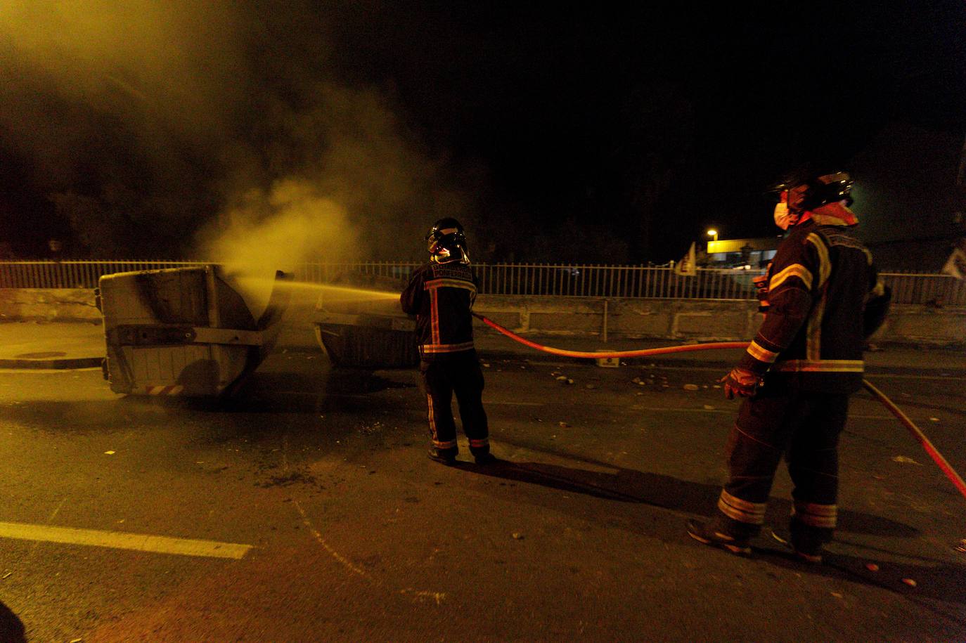 La dirección de la planta se levanta de las negociaciones con la representación de los trabajadores | La Policía interviene al intentar los trabajadores entrar al edificio en el que se celebraban las negociaciones | Contenedores quemados y cargas policiales de madrugada. 