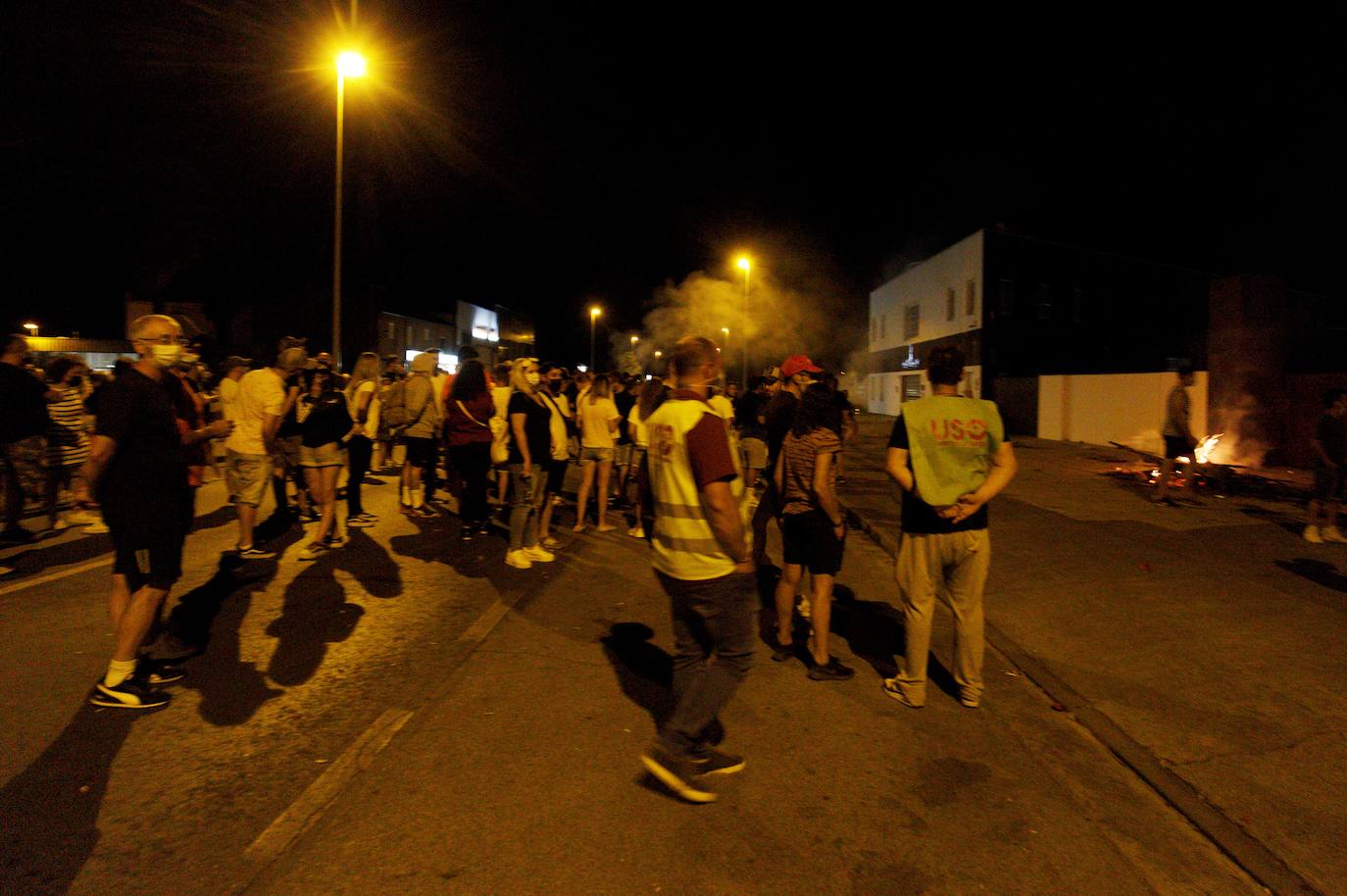 Concentración de trabajadores de LM Windpower durante la noche frente a la sede donde se producen las negociaciones una vez rotas estas. 