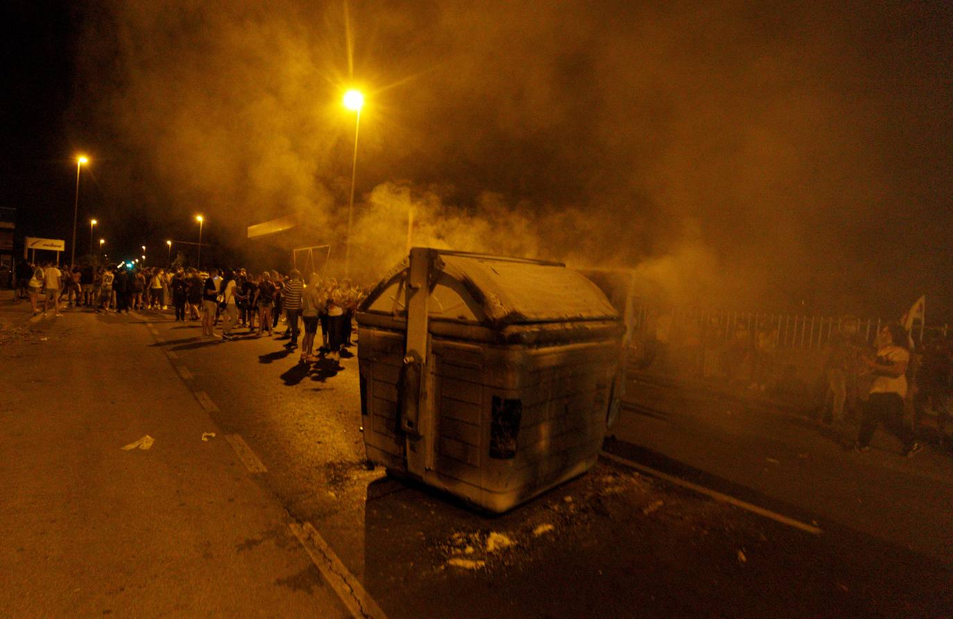 Concentración de trabajadores de LM Windpower durante la noche frente a la sede donde se producen las negociaciones una vez rotas estas. 