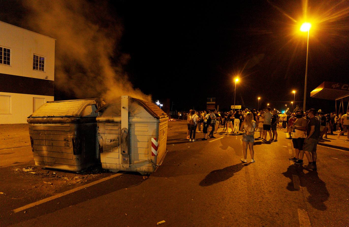 Concentración de trabajadores de LM Windpower durante la noche frente a la sede donde se producen las negociaciones una vez rotas estas. 