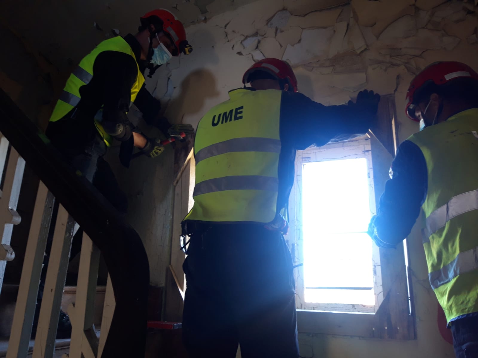 Varios efectivos realizan jornadas de instrucción en rescates urbanos.