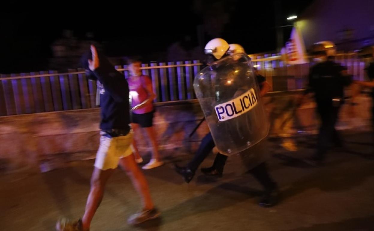 Disturbios durante la madrugada de los trabajadores de LM con los antidisturbios.