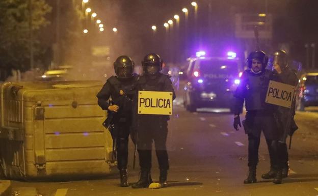 El conflicto de LM estalla con 'lucha' en la calle ante los antidisturbios y 'fuga' de la empresa