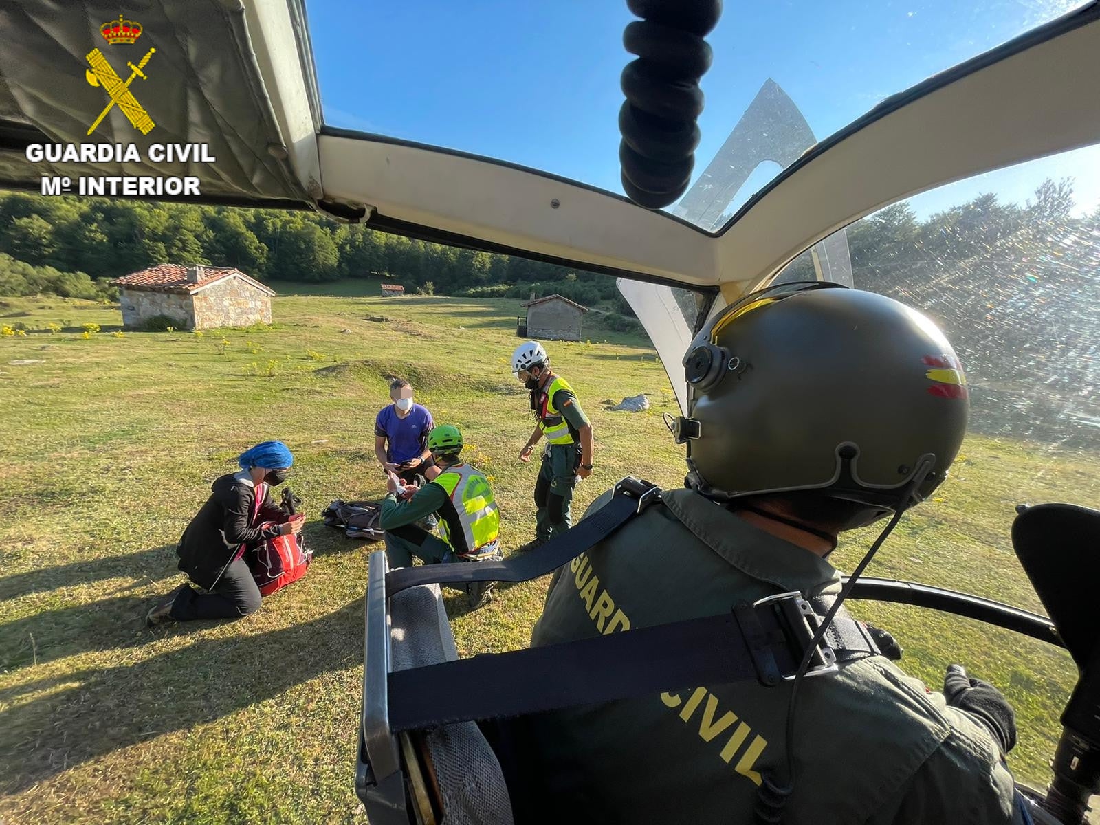 La Guardia Civil ha rescatado mediante el uso de un helicóptero a dos senderistas en el entorno de Posada de Valdeón.