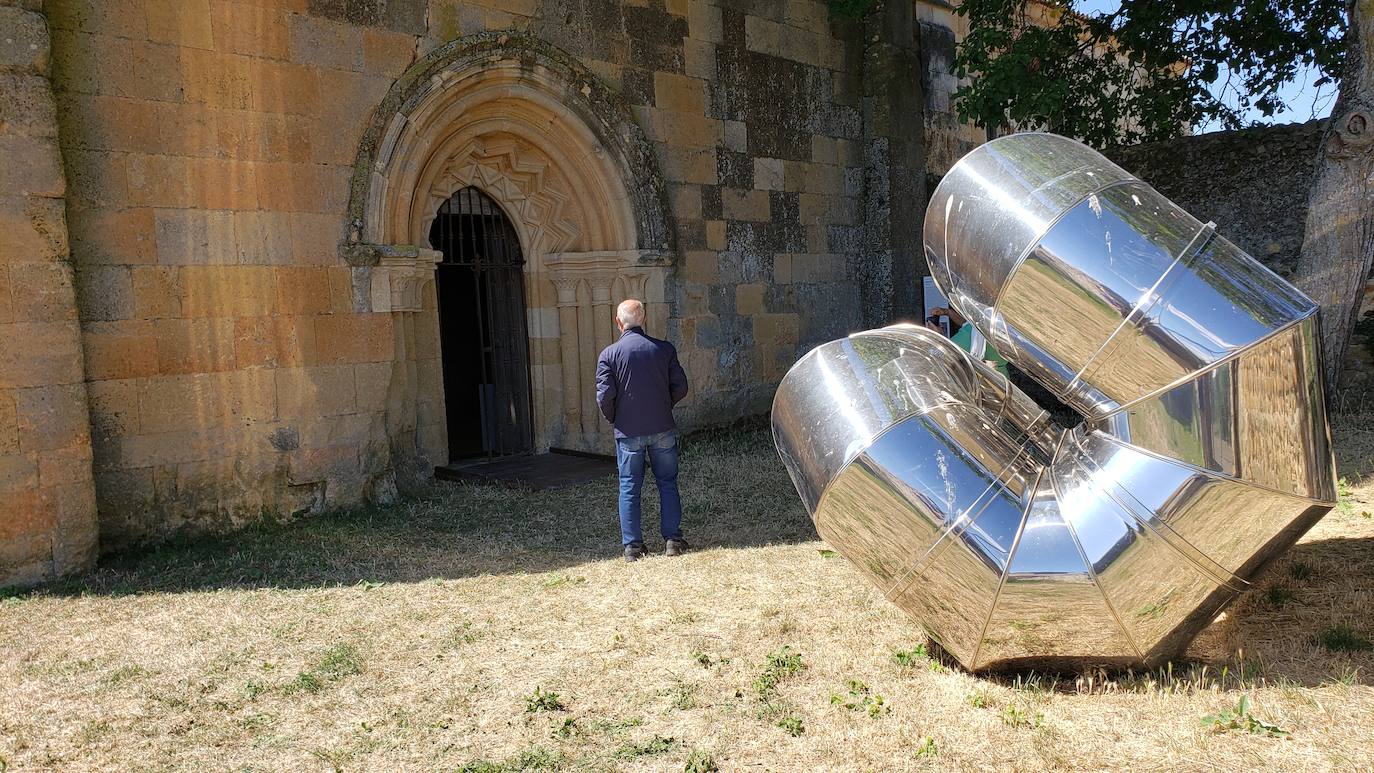 El monasterio de Sandoval, en plena reconstrucción y con una rica historia en su interior, recupera su encanto y atrapa al visitante con una singular exposición con 570 obras de 350 artistas | La comunión histórica y modernista convierte el escenario en un lugar de visita obligada. 