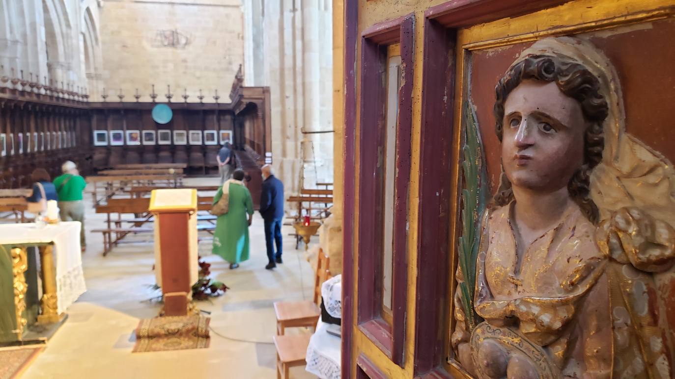 El monasterio de Sandoval, en plena reconstrucción y con una rica historia en su interior, recupera su encanto y atrapa al visitante con una singular exposición con 570 obras de 350 artistas | La comunión histórica y modernista convierte el escenario en un lugar de visita obligada. 