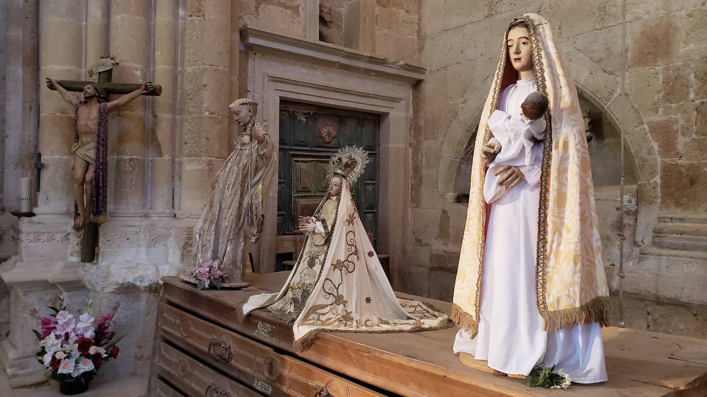 El monasterio de Sandoval, en plena reconstrucción y con una rica historia en su interior, recupera su encanto y atrapa al visitante con una singular exposición con 570 obras de 350 artistas | La comunión histórica y modernista convierte el escenario en un lugar de visita obligada. 