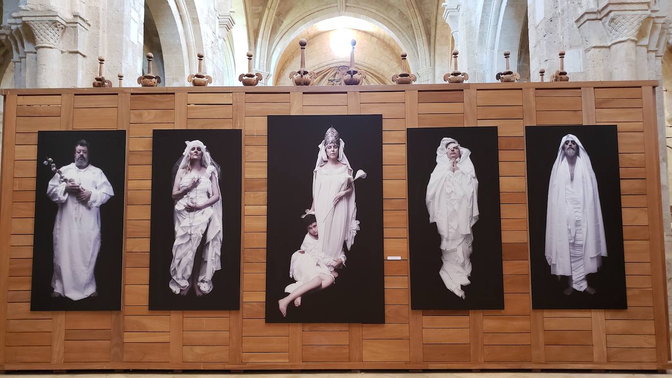 El monasterio de Sandoval, en plena reconstrucción y con una rica historia en su interior, recupera su encanto y atrapa al visitante con una singular exposición con 570 obras de 350 artistas | La comunión histórica y modernista convierte el escenario en un lugar de visita obligada. 