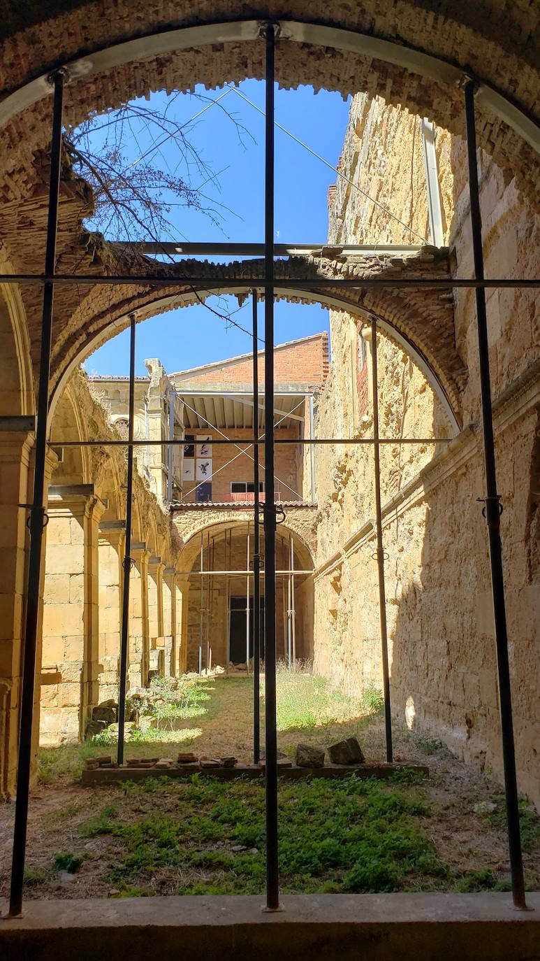 El monasterio de Sandoval, en plena reconstrucción y con una rica historia en su interior, recupera su encanto y atrapa al visitante con una singular exposición con 570 obras de 350 artistas | La comunión histórica y modernista convierte el escenario en un lugar de visita obligada. 