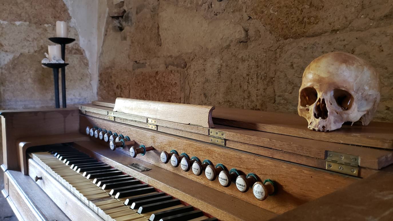 El monasterio de Sandoval, en plena reconstrucción y con una rica historia en su interior, recupera su encanto y atrapa al visitante con una singular exposición con 570 obras de 350 artistas | La comunión histórica y modernista convierte el escenario en un lugar de visita obligada. 