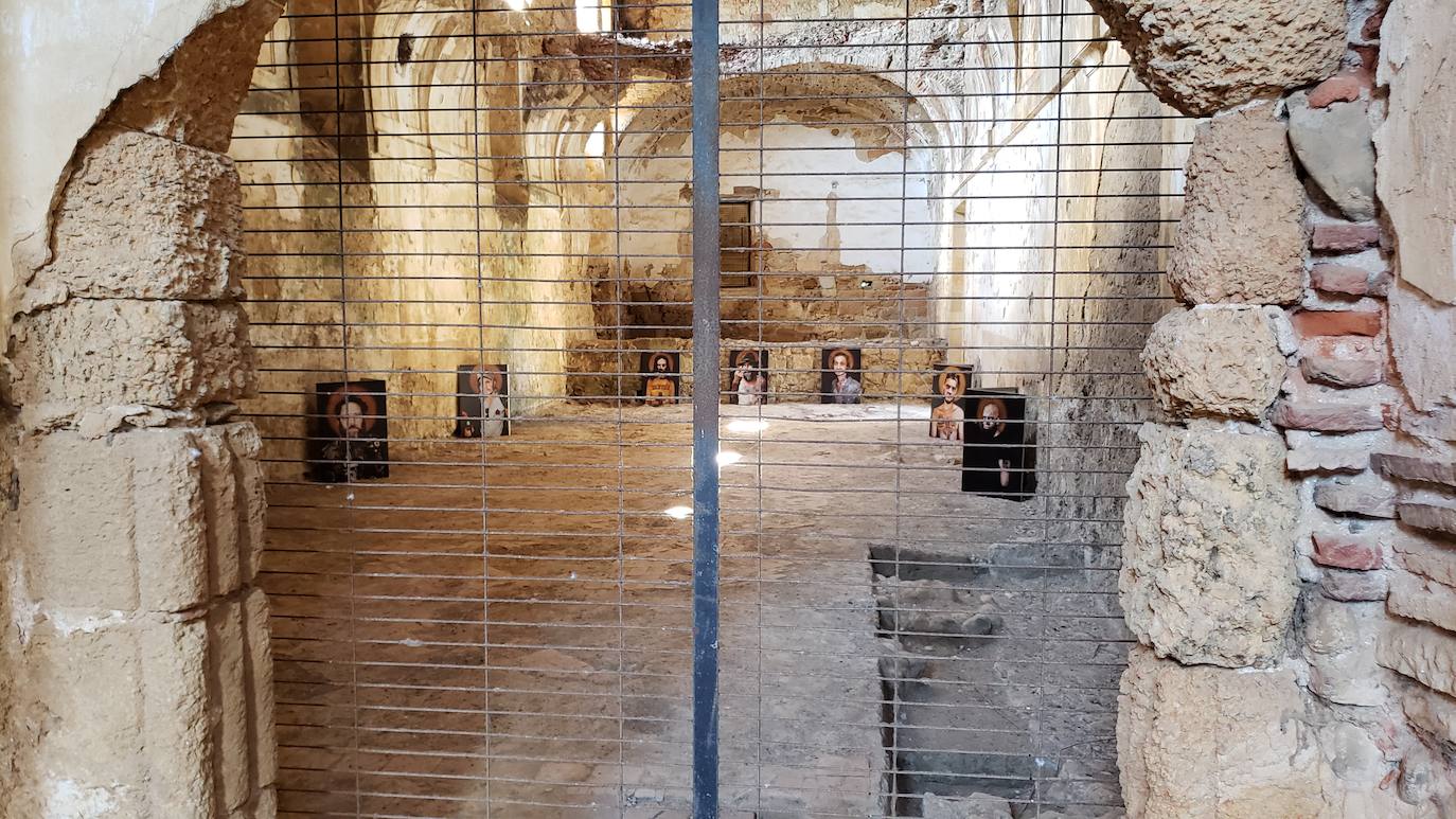 El monasterio de Sandoval, en plena reconstrucción y con una rica historia en su interior, recupera su encanto y atrapa al visitante con una singular exposición con 570 obras de 350 artistas | La comunión histórica y modernista convierte el escenario en un lugar de visita obligada. 