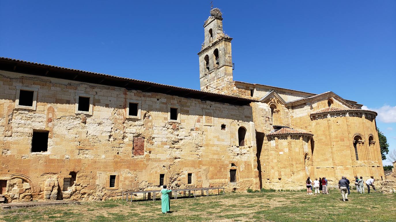 El monasterio de Sandoval, en plena reconstrucción y con una rica historia en su interior, recupera su encanto y atrapa al visitante con una singular exposición con 570 obras de 350 artistas | La comunión histórica y modernista convierte el escenario en un lugar de visita obligada. 