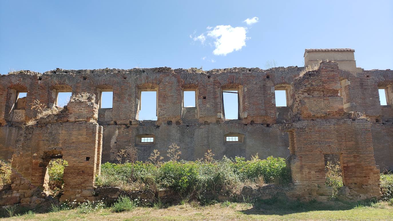 El monasterio de Sandoval, en plena reconstrucción y con una rica historia en su interior, recupera su encanto y atrapa al visitante con una singular exposición con 570 obras de 350 artistas | La comunión histórica y modernista convierte el escenario en un lugar de visita obligada. 