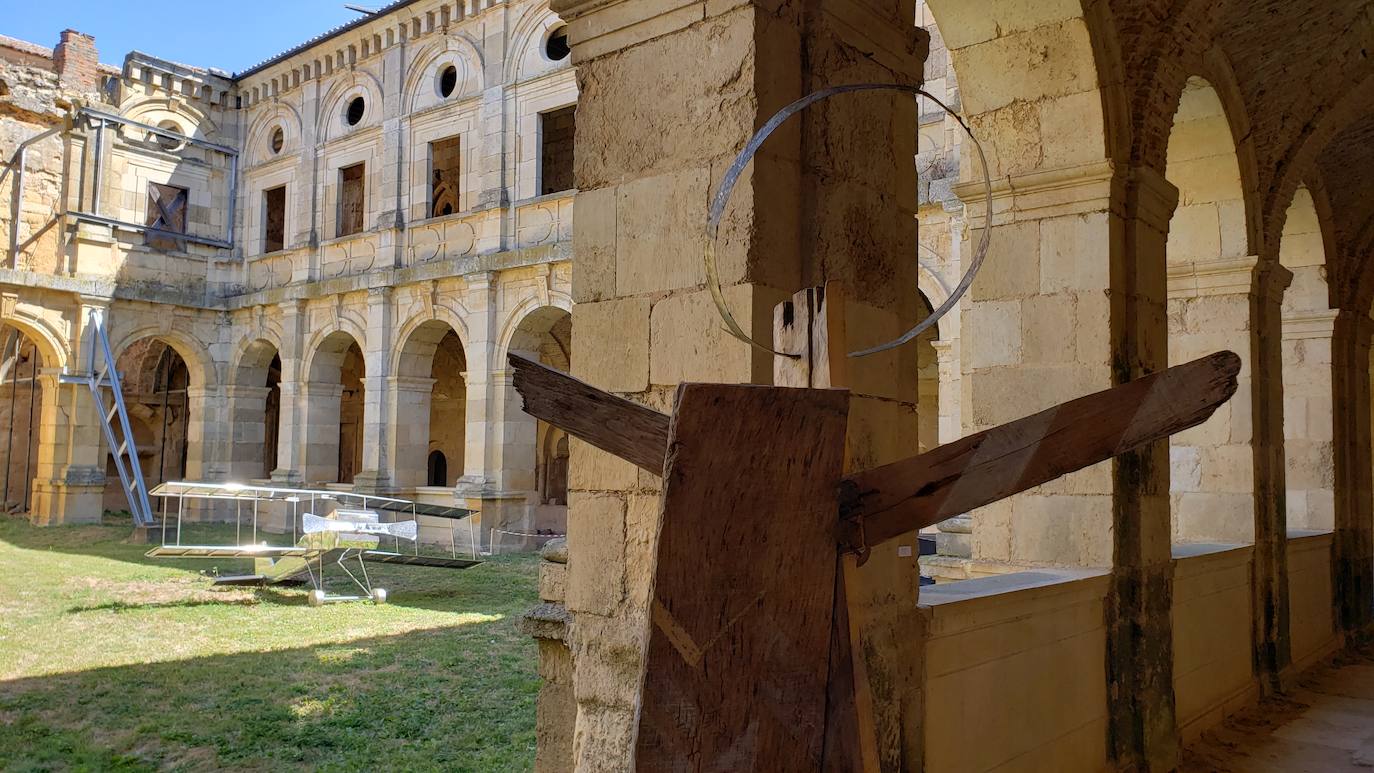 El monasterio de Sandoval, en plena reconstrucción y con una rica historia en su interior, recupera su encanto y atrapa al visitante con una singular exposición con 570 obras de 350 artistas | La comunión histórica y modernista convierte el escenario en un lugar de visita obligada. 