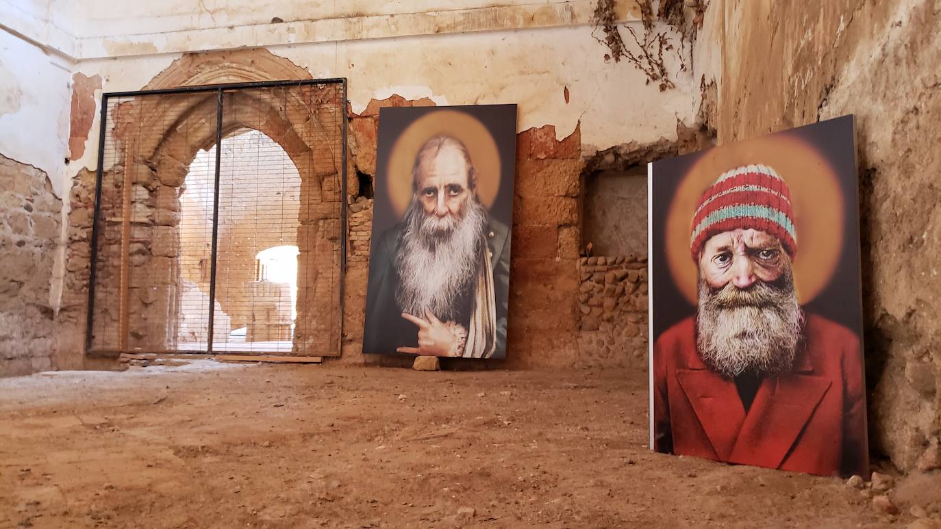 El monasterio de Sandoval, en plena reconstrucción y con una rica historia en su interior, recupera su encanto y atrapa al visitante con una singular exposición con 570 obras de 350 artistas | La comunión histórica y modernista convierte el escenario en un lugar de visita obligada. 