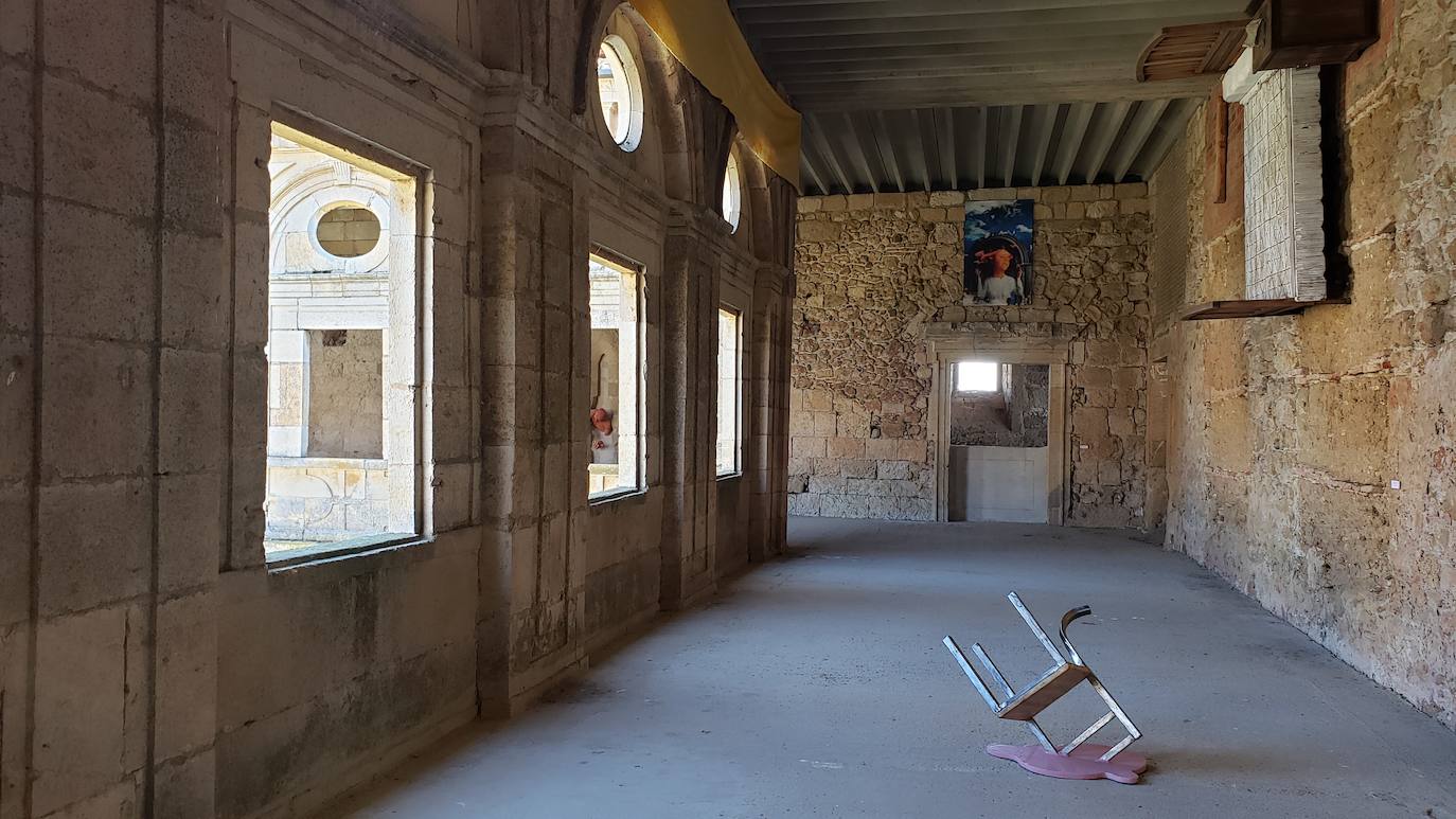 El monasterio de Sandoval, en plena reconstrucción y con una rica historia en su interior, recupera su encanto y atrapa al visitante con una singular exposición con 570 obras de 350 artistas | La comunión histórica y modernista convierte el escenario en un lugar de visita obligada. 