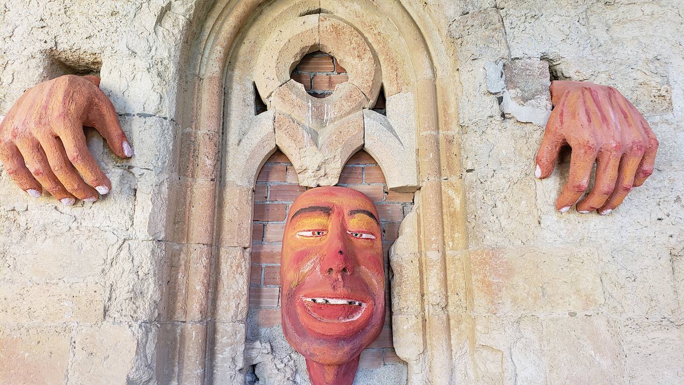 El monasterio de Sandoval, en plena reconstrucción y con una rica historia en su interior, recupera su encanto y atrapa al visitante con una singular exposición con 570 obras de 350 artistas | La comunión histórica y modernista convierte el escenario en un lugar de visita obligada. 