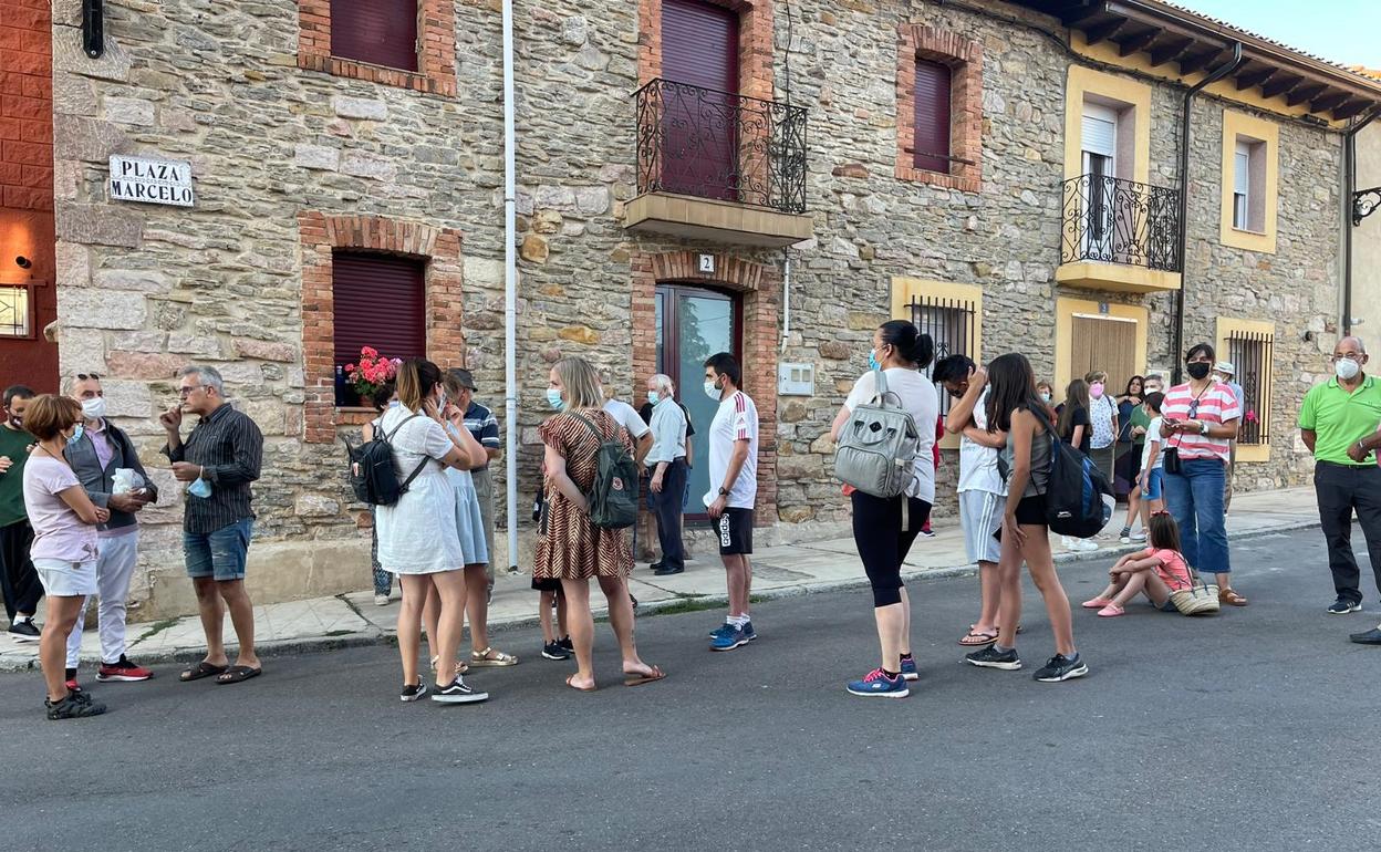 Concentración de vecinos en la localidad de Cistierna.