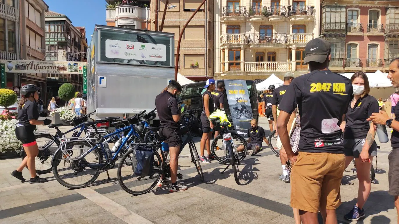 Los chicos han cruzado Europa en bicicleta. 