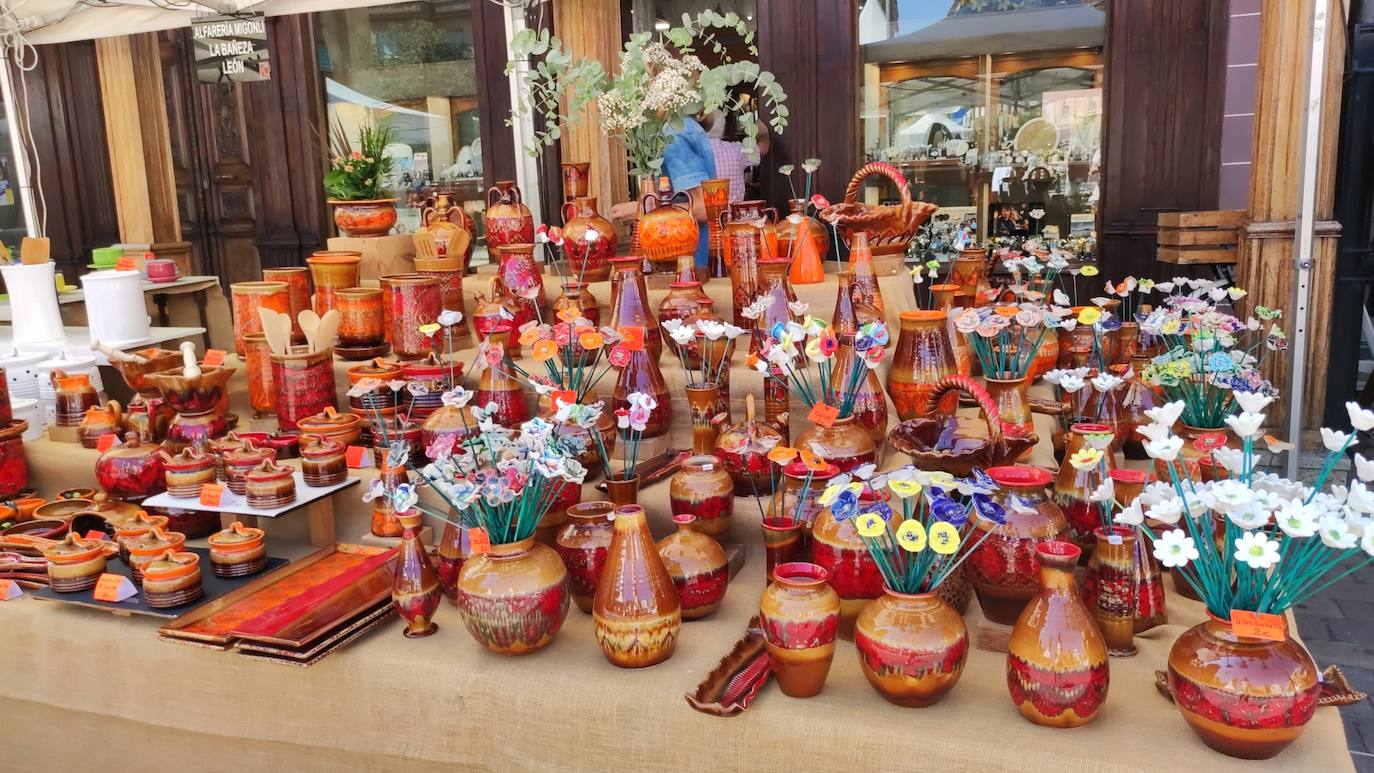 La feria artesana se celebra estos días en la ciudad leonesa.