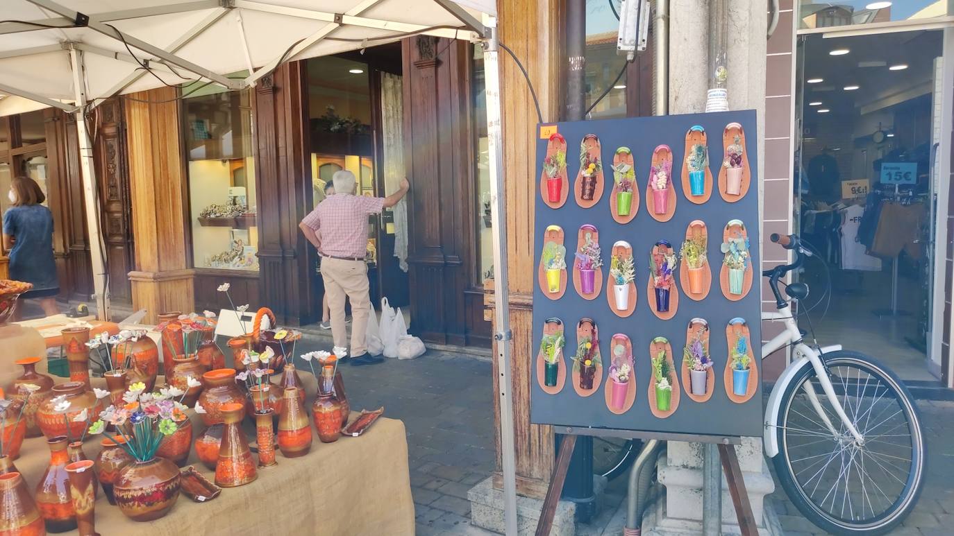 La feria artesana se celebra estos días en la ciudad leonesa.