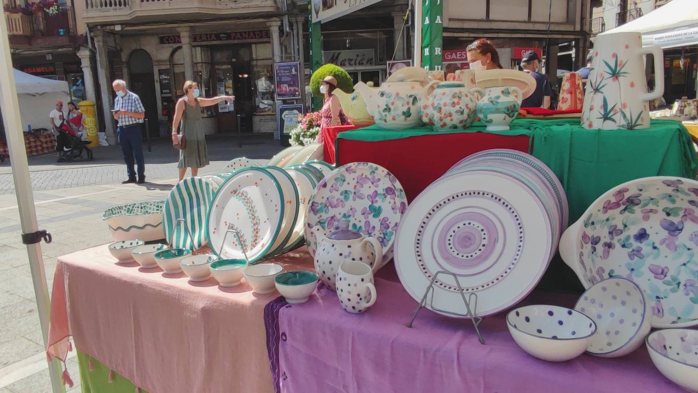 La feria artesana se celebra estos días en la ciudad leonesa.
