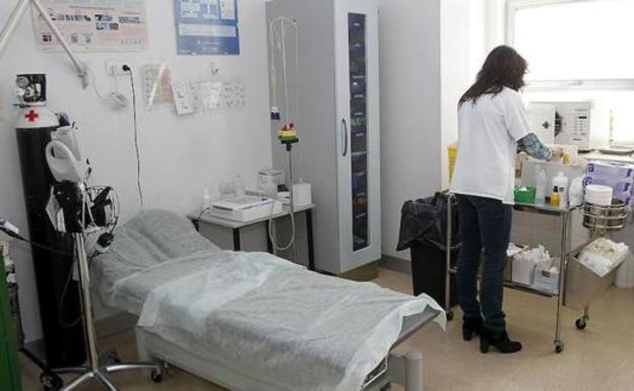 Una enfermera trabajando en una sala clínica.