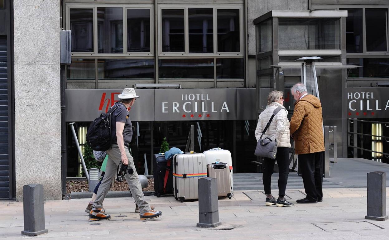 Turistas a las puertas de un hotel en Bilbao.