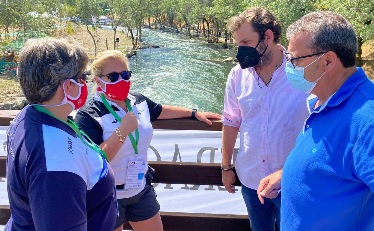 Javier Santiago, durante su fisita al Europeo de Aguas Bravas, en Sabero. 