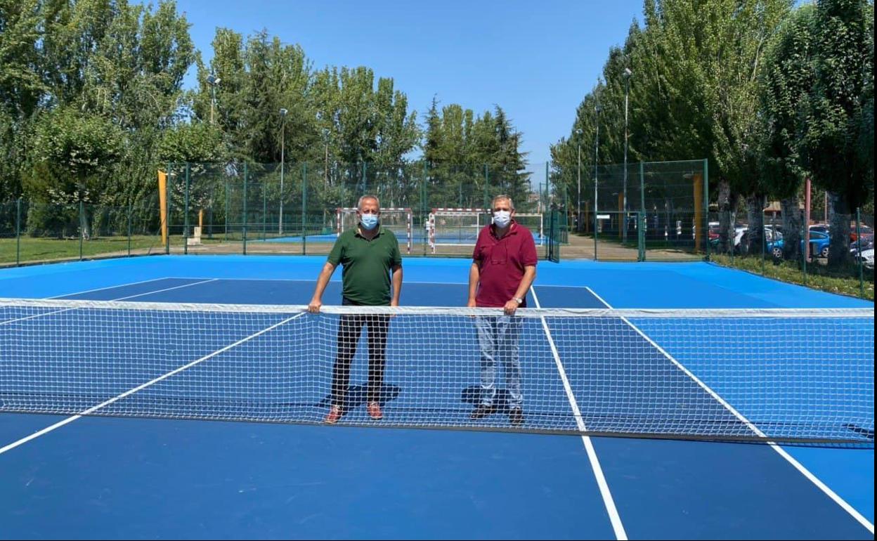 El Concejal de Deportes, Vicente Canuria, junto al técnico del Servicio de Deportes, Luis Cueto, en las pistas de tenis de Sáenz de Miera.