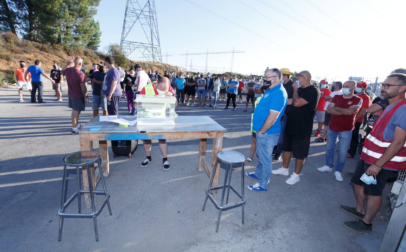 Los trabajadores deben decidir si aceptan el acuerdo de la empresa en la negociación.