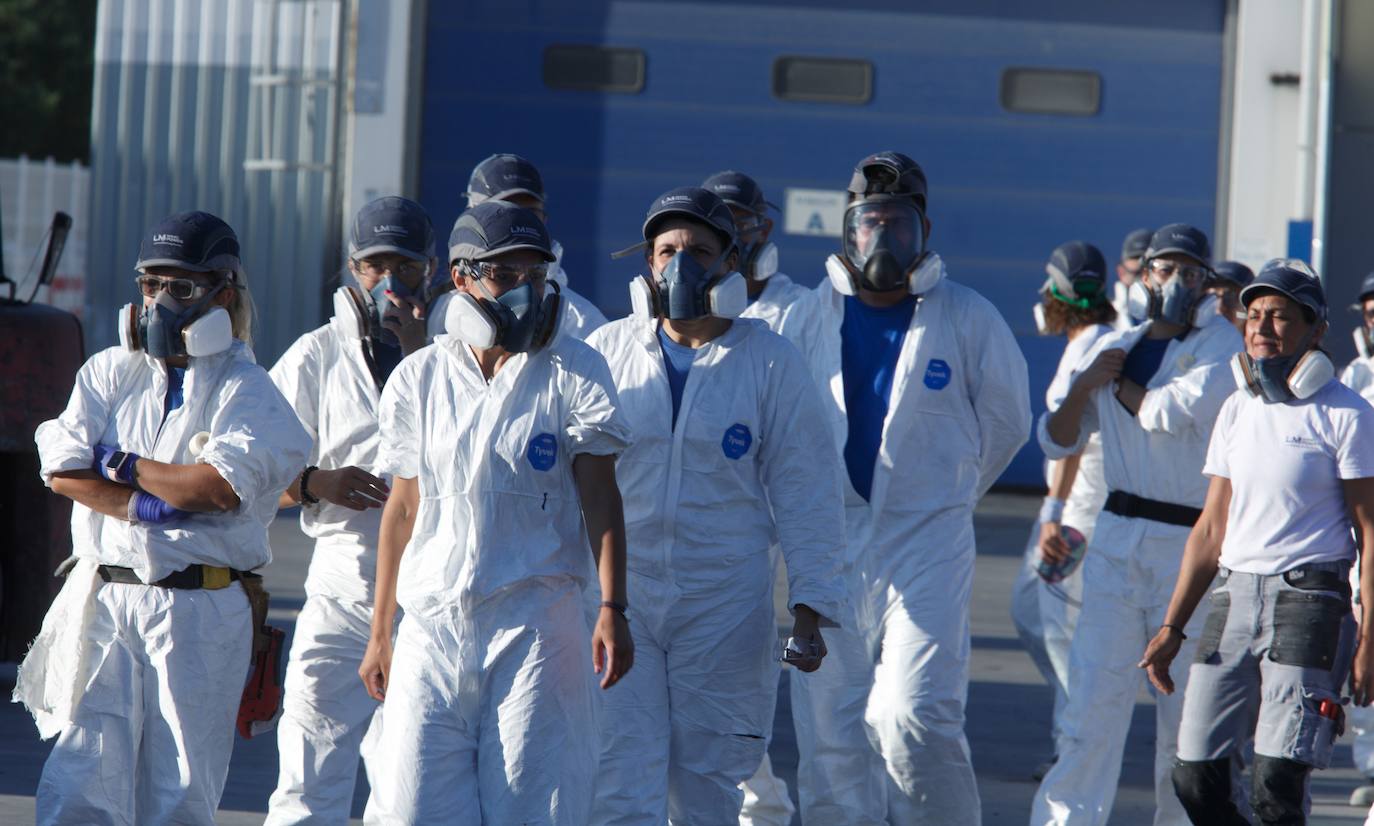 Los trabajadores deben decidir si aceptan el acuerdo de la empresa en la negociación.