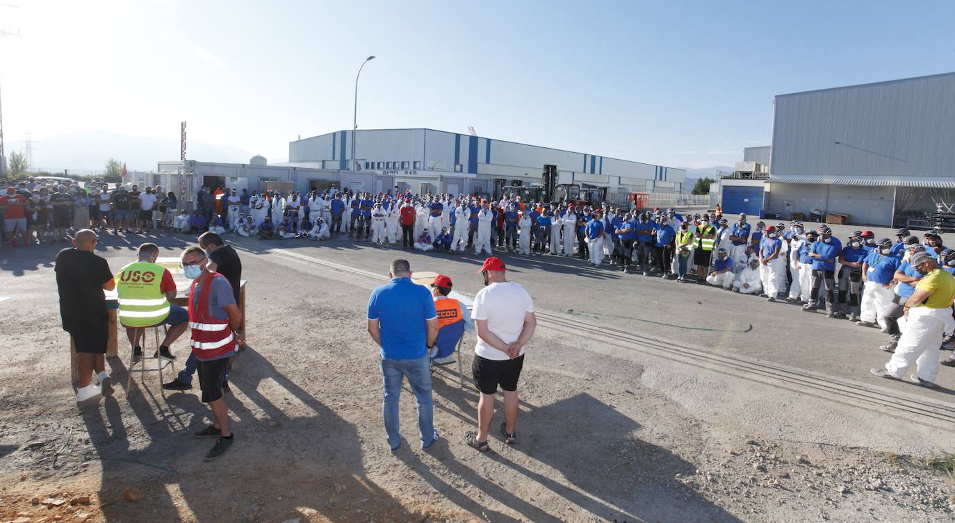 Los trabajadores deben decidir si aceptan el acuerdo de la empresa en la negociación.