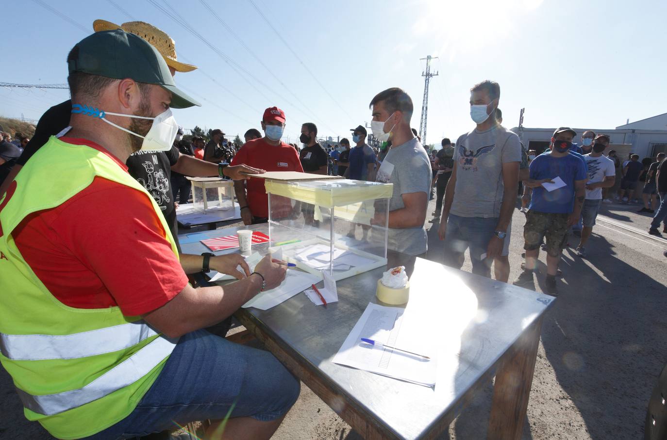 Los trabajadores deben decidir si aceptan el acuerdo de la empresa en la negociación.