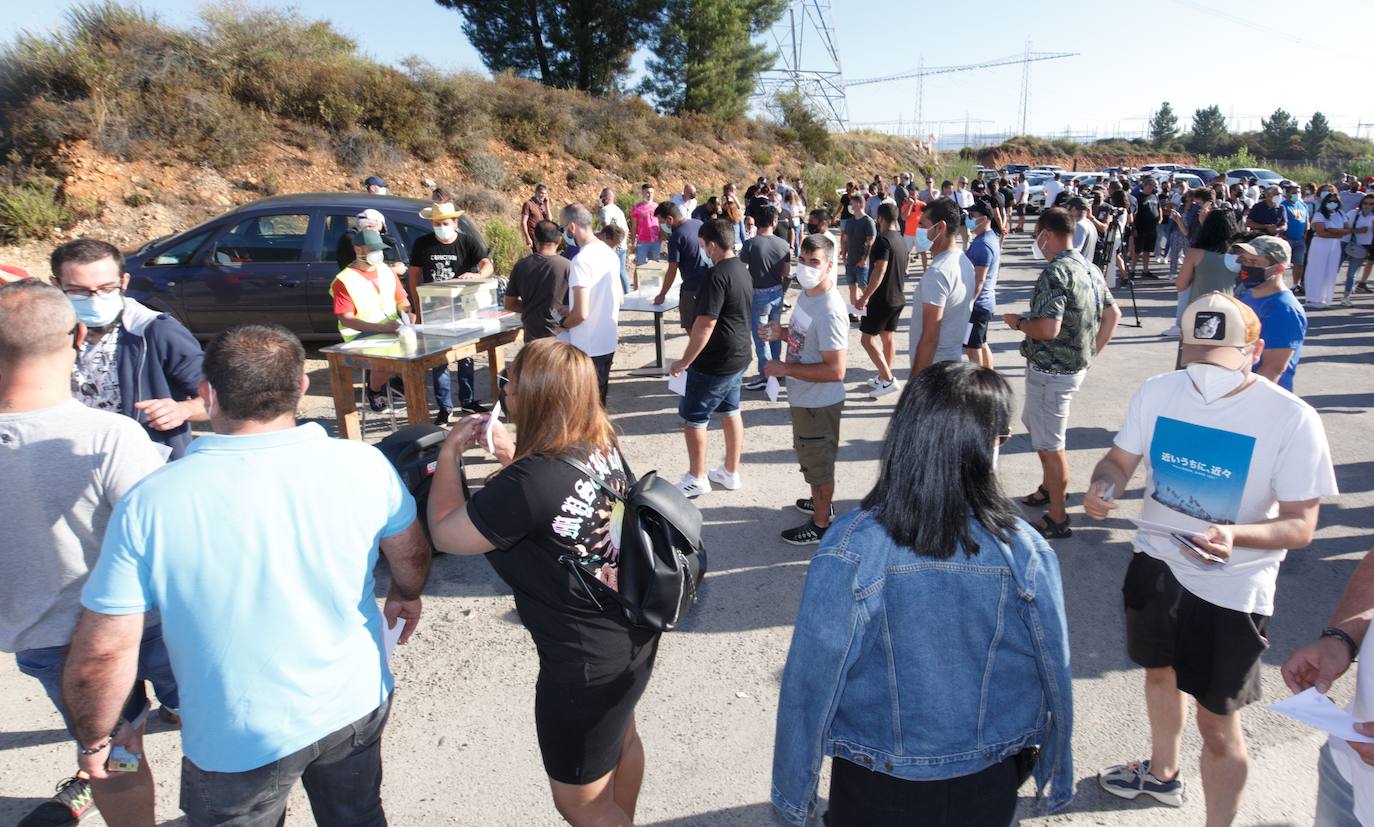 Los trabajadores deben decidir si aceptan el acuerdo de la empresa en la negociación.