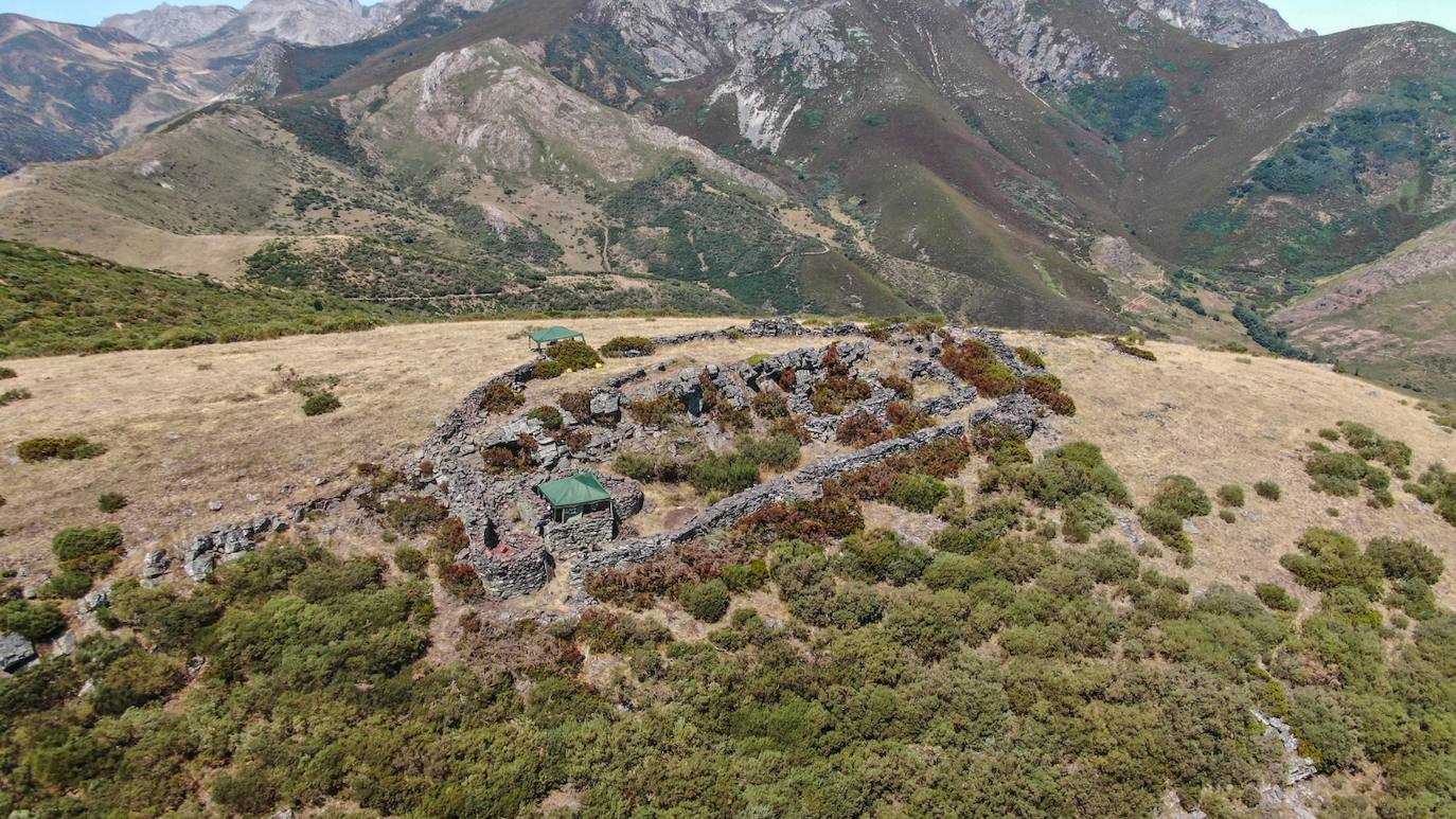 El equipo de investigación de la Universidad de León ya trabaja en Las Fanas para estudiar los restos de un emplazamiento controlado por el bando franquista, ubicado en una posición estratégica para la disputa del paso hacia Asturias por el puerto de Ventana.