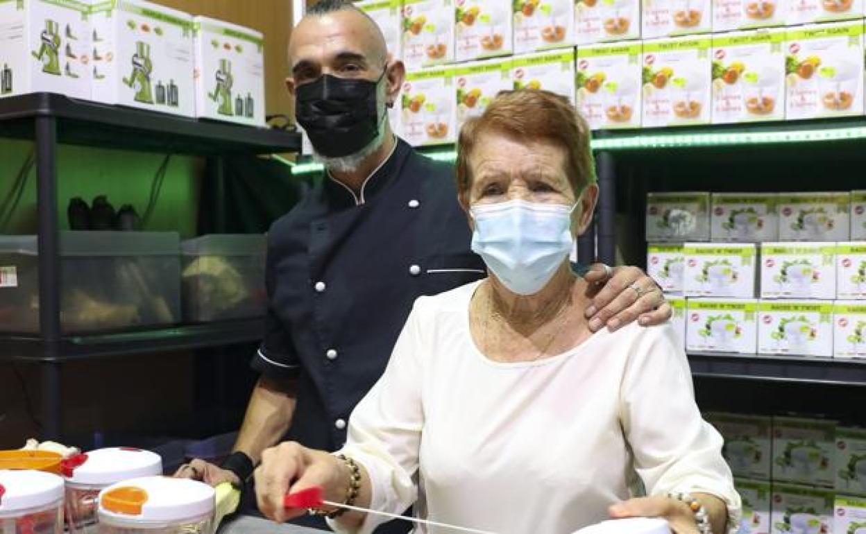 Cuqui Tocino y su hijo Mario Barahona, en el estand del pabellón 5. 