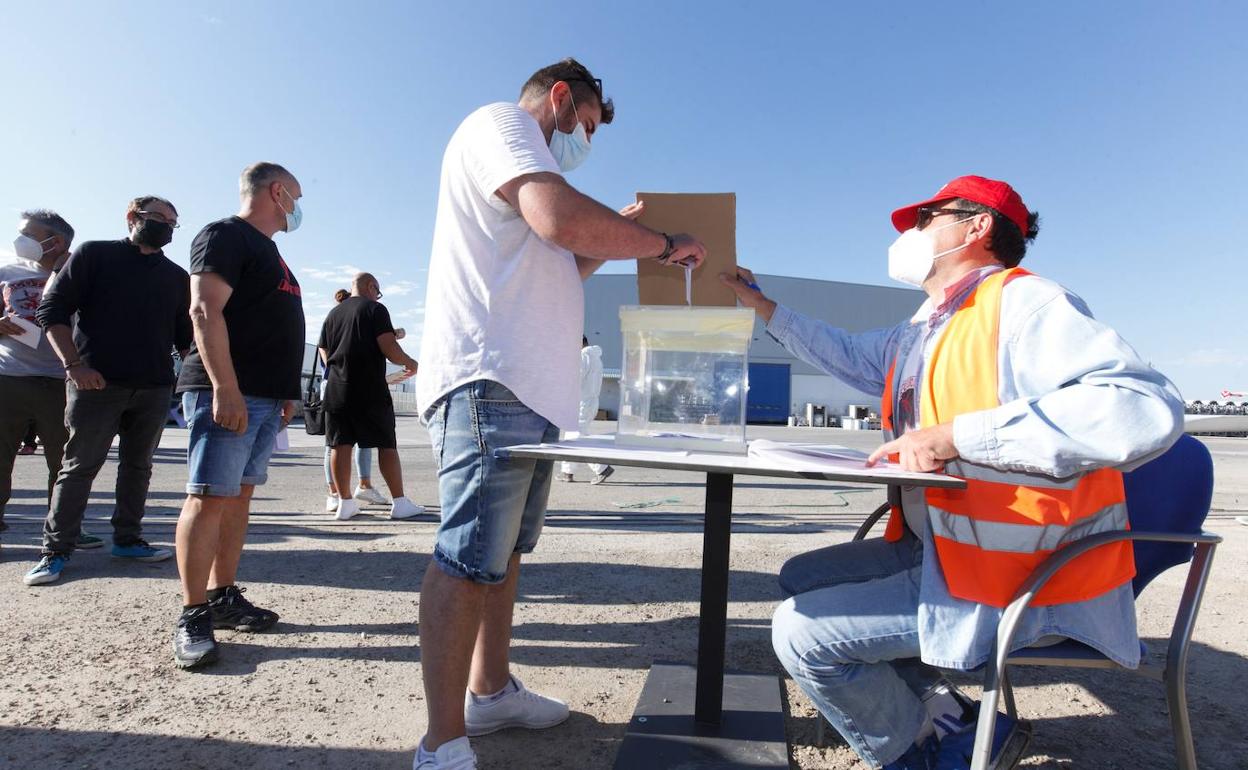 Un instante de la primera votación en la planta de LM.