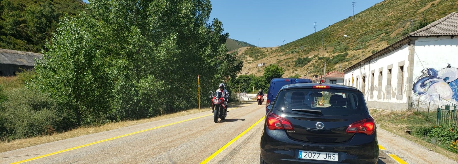 El fuego, de nivel 1 según las autoridades, ha provocado retenciones en la N-630. 