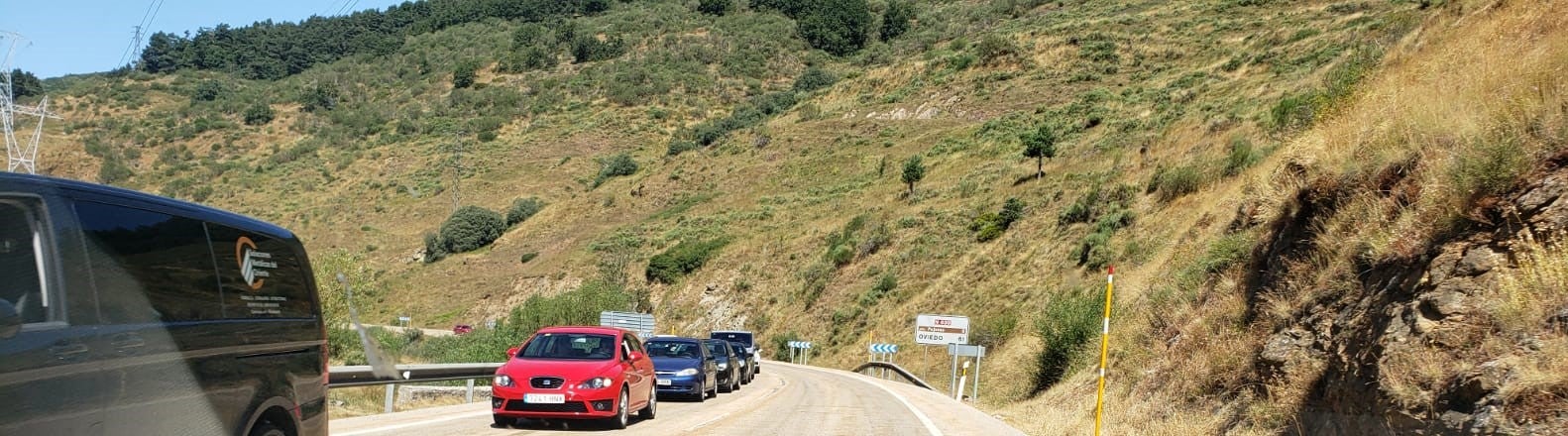 El fuego, de nivel 1 según las autoridades, ha provocado retenciones en la N-630. 