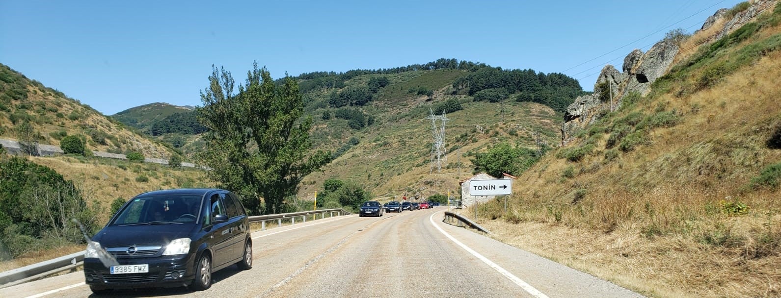 El fuego, de nivel 1 según las autoridades, ha provocado retenciones en la N-630. 
