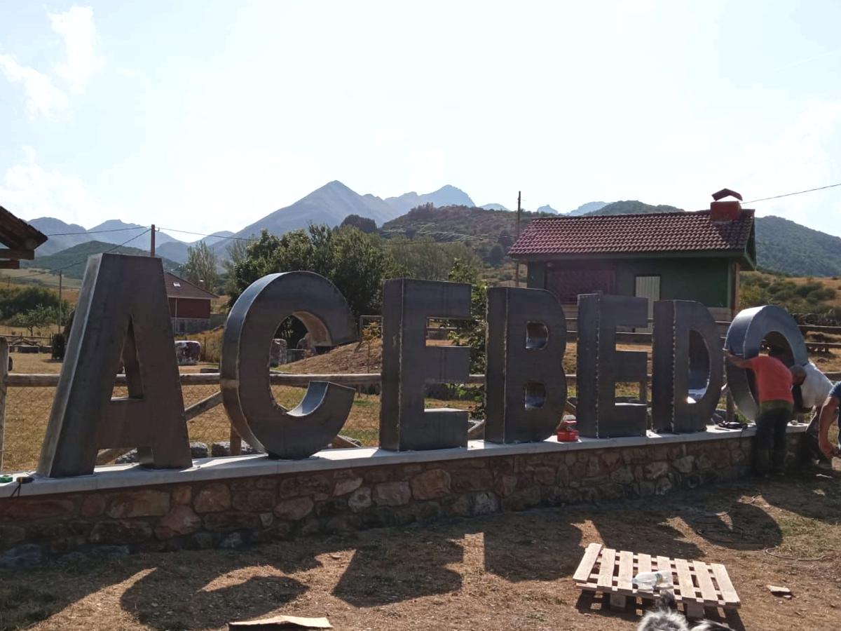 El municipio leonés se suma a la fiebre de colocar letras en su espacio y permitirá a los visitantes realizar una fotografía con las letras de 'ACEBEDO' y vistas a Mampodre.