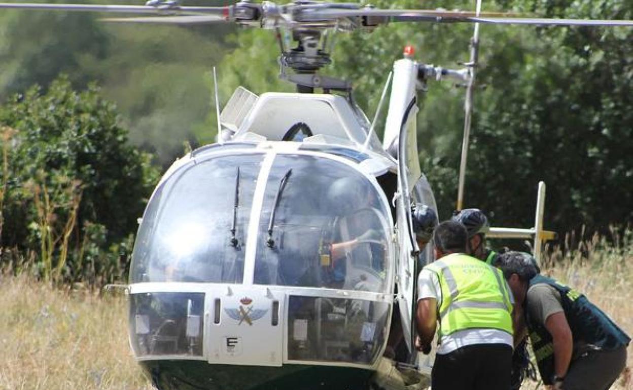 Helicóptero de la Guardia Civil durante una operación en montaña.