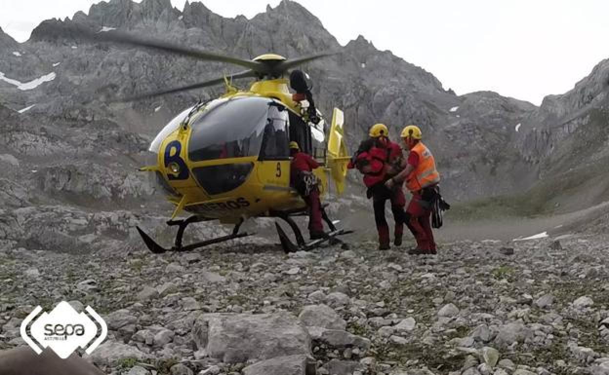 Un helicóptero en el macizo central de los Picos, una de las zonas en las que se busca a los desaparecidos, en una imagen de archivo.