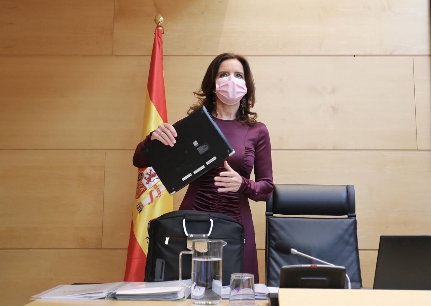 La consejera de Empleo e Industria, Ana Carlota Amigo, durante su reunión en Ponferrada con los responsables de LM Windpower y del comité de empresa