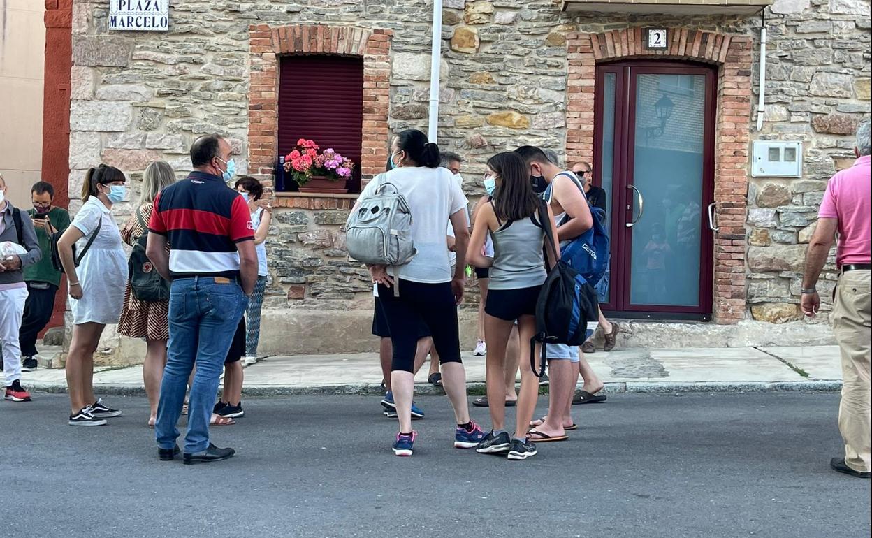 Vecinos de CIstierna durante una concentración previa a la de la jornada de este martes.