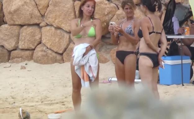 Arantxa Sánchez Vicario en la playa.