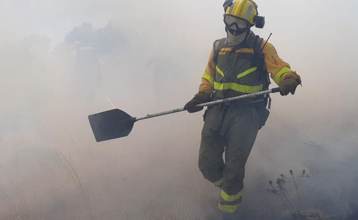 Un brigadista interviene durante un incendio. 