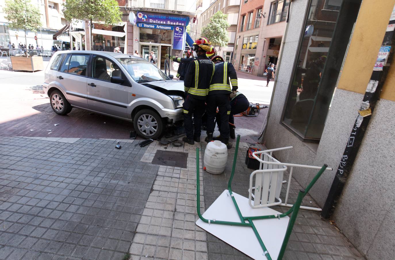 Un vehículo ha arrollado dos mesas de la terraza de bar en la plaza Lazúrtegui de Ponferrada y hay entre cuatro y seis heridos.