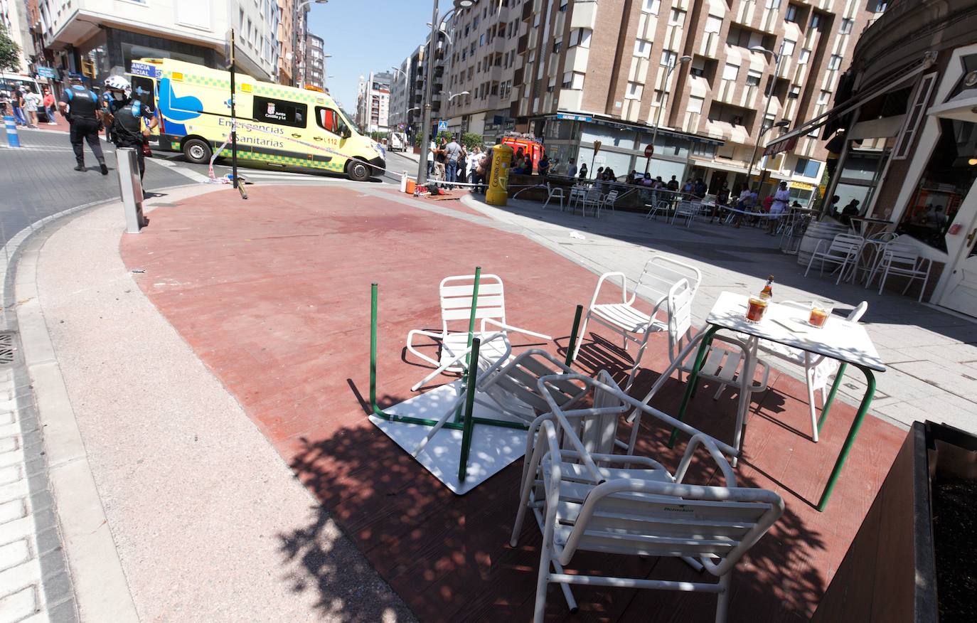 Un vehículo ha arrollado dos mesas de la terraza de bar en la plaza Lazúrtegui de Ponferrada y hay entre cuatro y seis heridos.